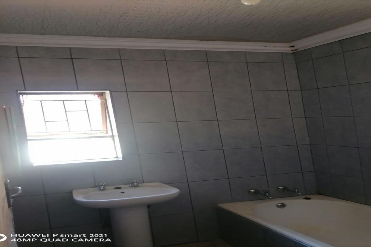 Spacious 7-Bedroom Investment Property in CE 5, Vanderbijlpark - Photo 3