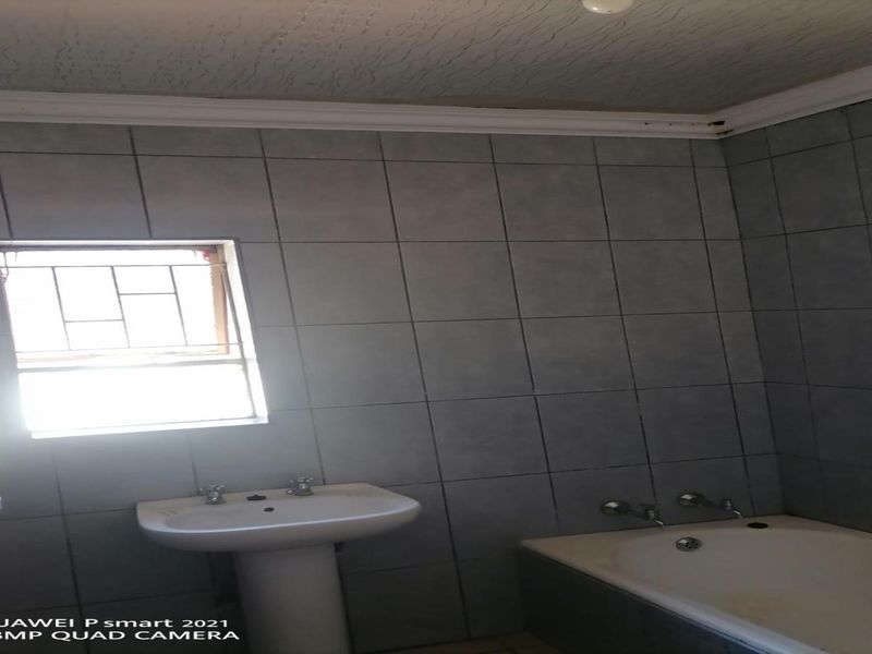 Spacious 7-Bedroom Investment Property in CE 5, Vanderbijlpark - Photo 3