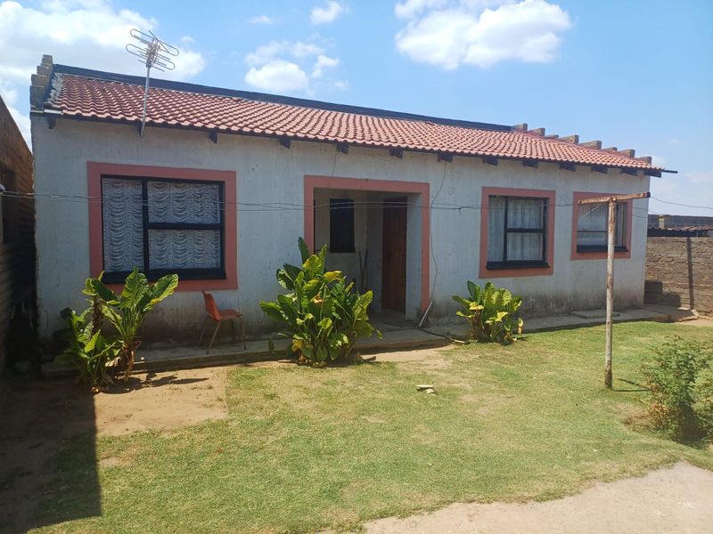 Charming 3-bedroom home with additional outside rooms- ideal for family living or investment - Photo 2