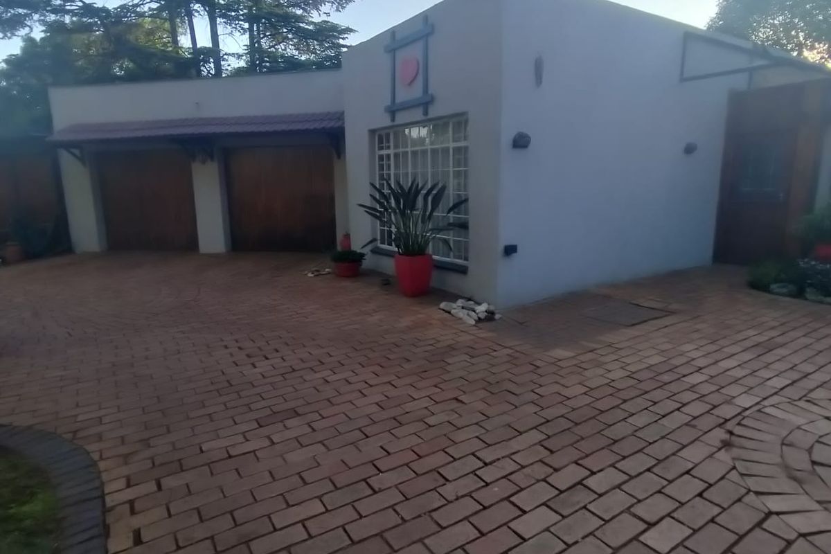 Beautiful 3-Bedroom Family Home with Flatlet and Stunning Entertainment Features - Photo 4