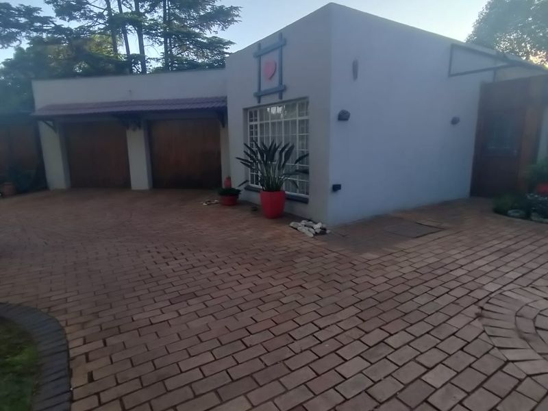 Beautiful 3-Bedroom Family Home with Flatlet and Stunning Entertainment Features - Photo 4