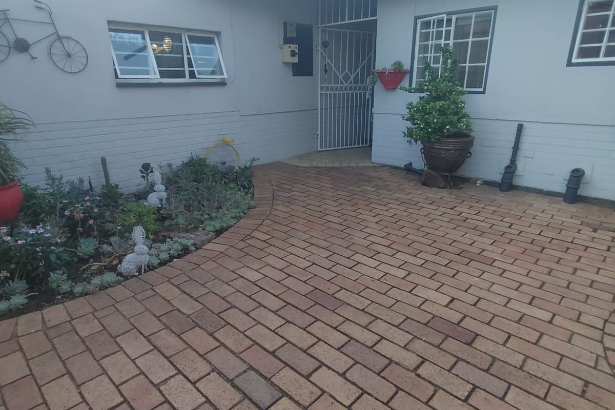 Beautiful 3-Bedroom Family Home with Flatlet and Stunning Entertainment Features - Photo 5