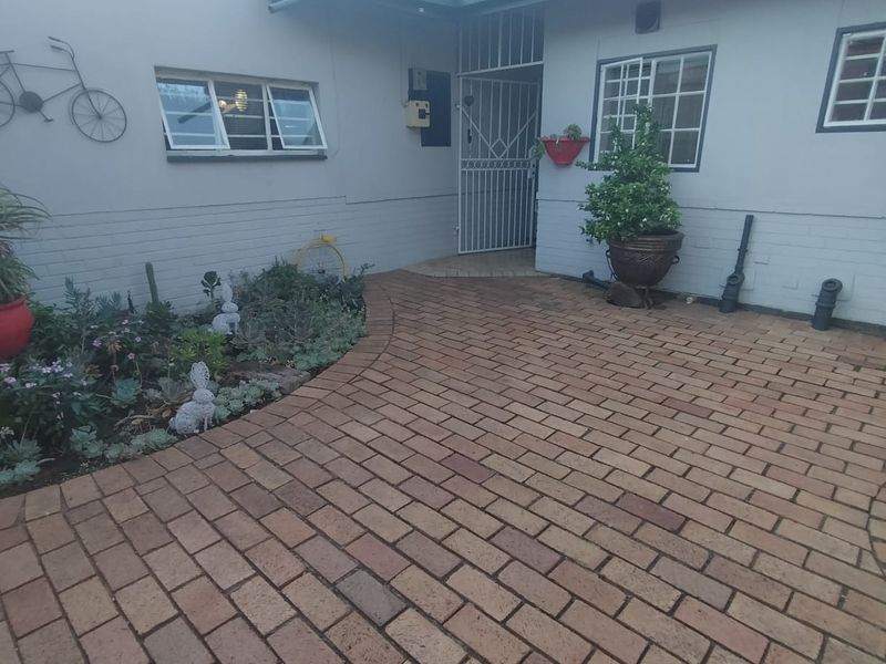 Beautiful 3-Bedroom Family Home with Flatlet and Stunning Entertainment Features - Photo 5