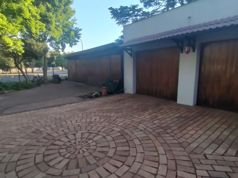 Beautiful 3-Bedroom Family Home with Flatlet and Stunning Entertainment Features - Photo 8