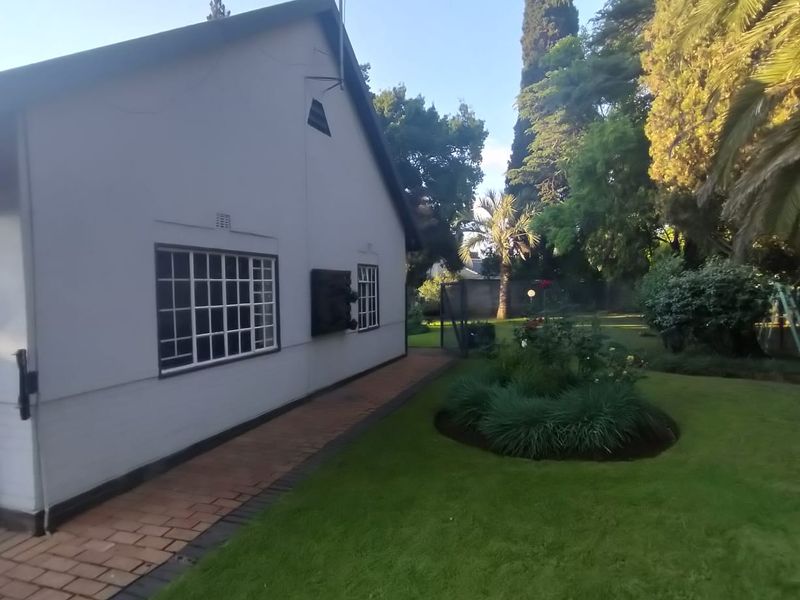 Beautiful 3-Bedroom Family Home with Flatlet and Stunning Entertainment Features - Photo 6