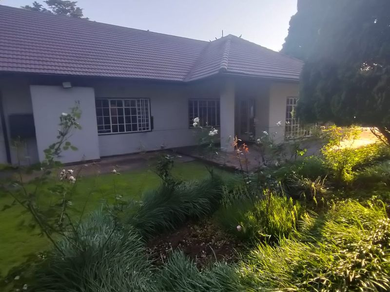 Beautiful 3-Bedroom Family Home with Flatlet and Stunning Entertainment Features - Photo 1