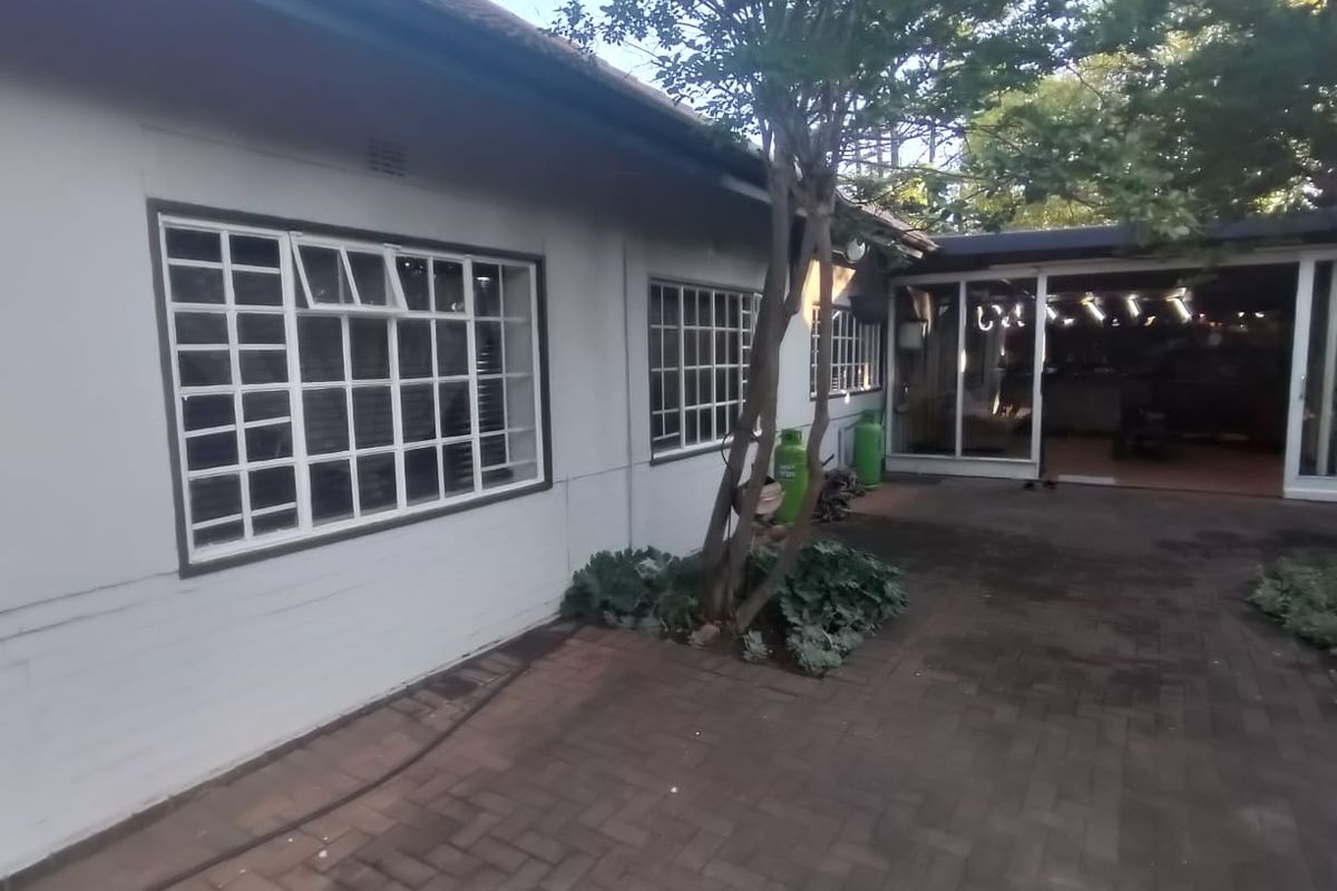 Beautiful 3-Bedroom Family Home with Flatlet and Stunning Entertainment Features - Photo 3