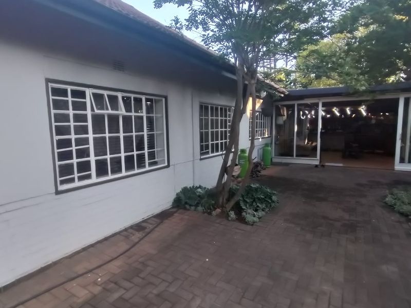 Beautiful 3-Bedroom Family Home with Flatlet and Stunning Entertainment Features - Photo 3