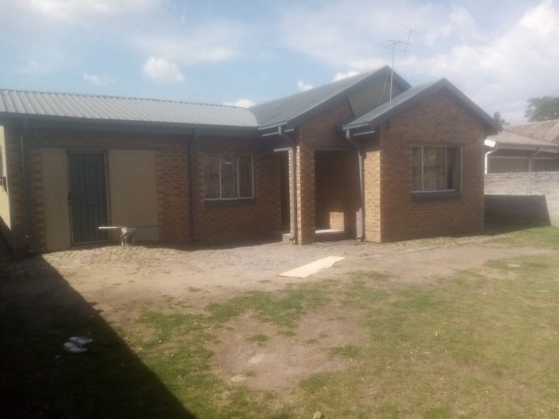 Discover this spacious  eight- bedroom family situated in a well- established and peaceful area - Photo 2