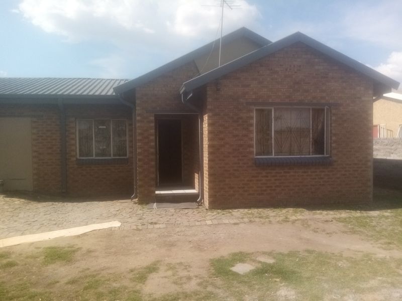 Discover this spacious  eight- bedroom family situated in a well- established and peaceful area - Photo 1