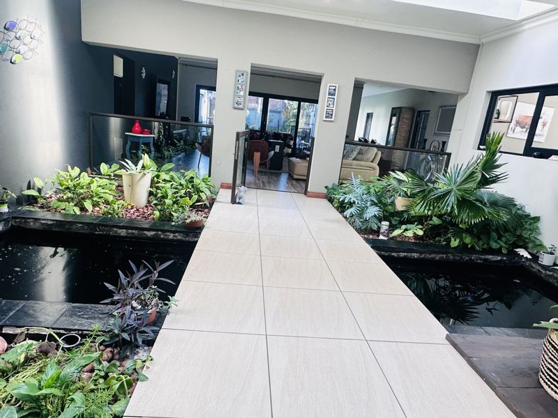 Beautiful 4-Bedroom Home with Indoor Garden with 5KVA Solar invetor - Photo 4