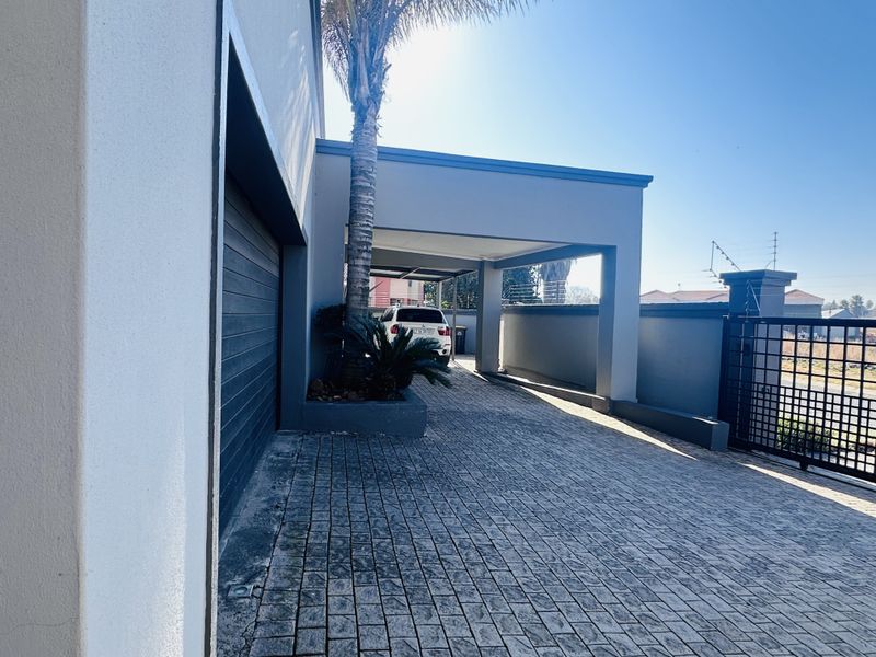 Beautiful 4-Bedroom Home with Indoor Garden with 5KVA Solar invetor - Photo 2