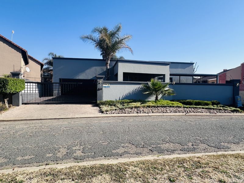 Beautiful 4-Bedroom Home with Indoor Garden with 5KVA Solar invetor - Photo 1