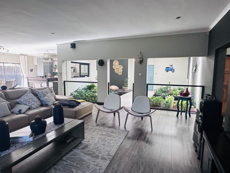 Beautiful 4-Bedroom Home with Indoor Garden with 5KVA Solar invetor - Photo 5