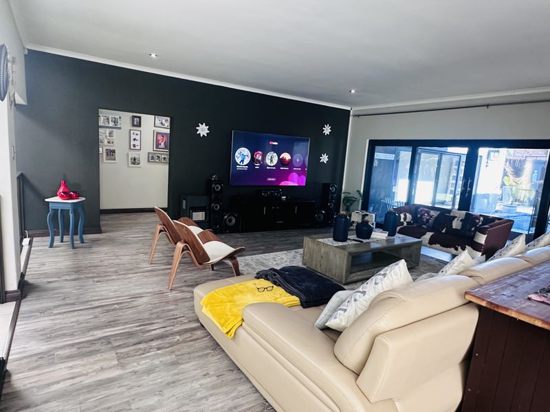 Beautiful 4-Bedroom Home with Indoor Garden with 5KVA Solar invetor - Photo 10
