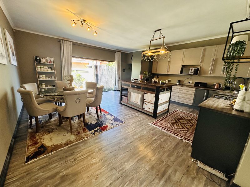 Beautiful 4-Bedroom Home with Indoor Garden with 5KVA Solar invetor - Photo 6