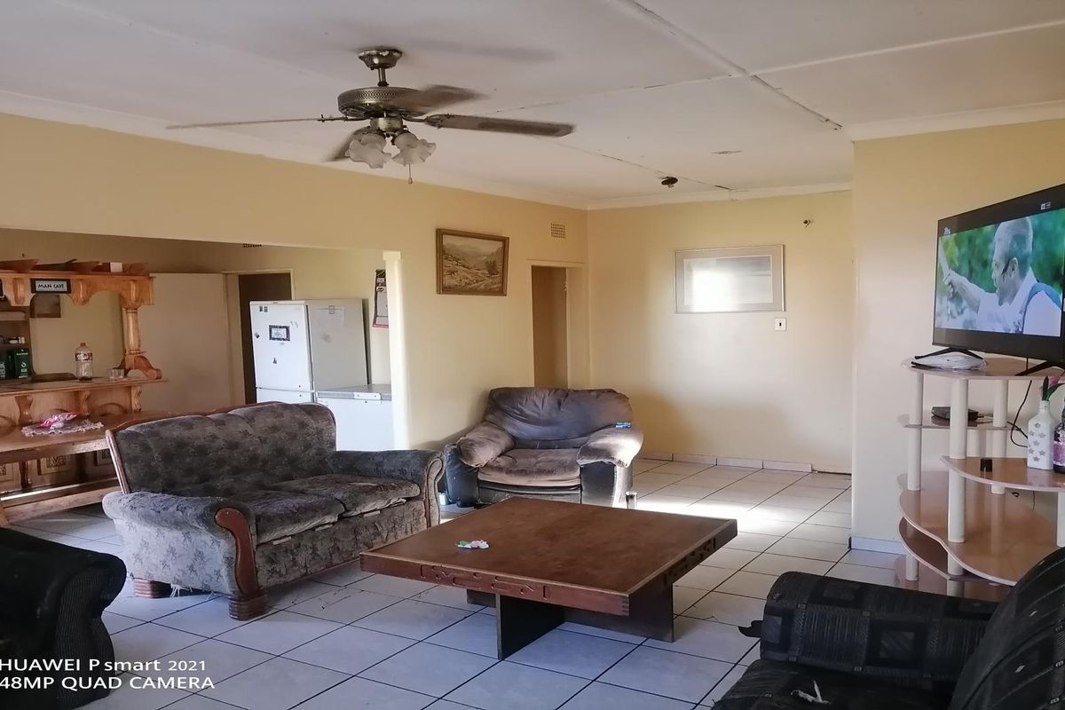Spacious 5-Bedroom Family Home with Pool and Investment Potential - Photo 3