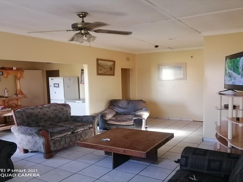 Spacious 5-Bedroom Family Home with Pool and Investment Potential - Photo 3