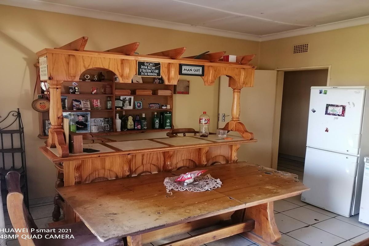 Spacious 5-Bedroom Family Home with Pool and Investment Potential - Photo 4