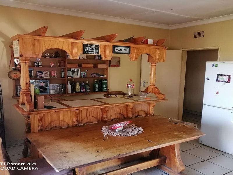 Spacious 5-Bedroom Family Home with Pool and Investment Potential - Photo 4