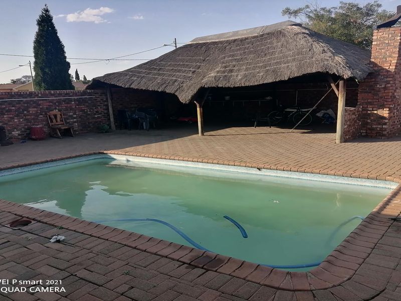 Spacious 5-Bedroom Family Home with Pool and Investment Potential - Photo 1