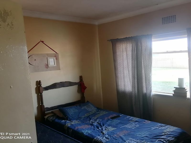 Spacious 5-Bedroom Family Home with Pool and Investment Potential - Photo 9