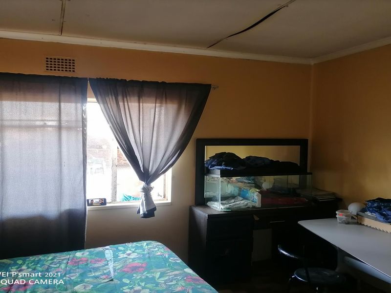 Spacious 5-Bedroom Family Home with Pool and Investment Potential - Photo 8