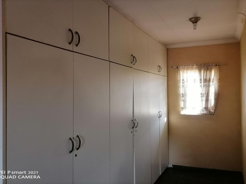 Spacious 5-Bedroom Family Home with Pool and Investment Potential - Photo 6
