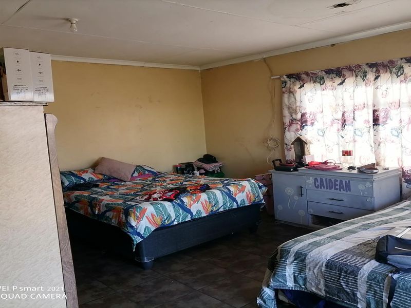 Spacious 5-Bedroom Family Home with Pool and Investment Potential - Photo 2