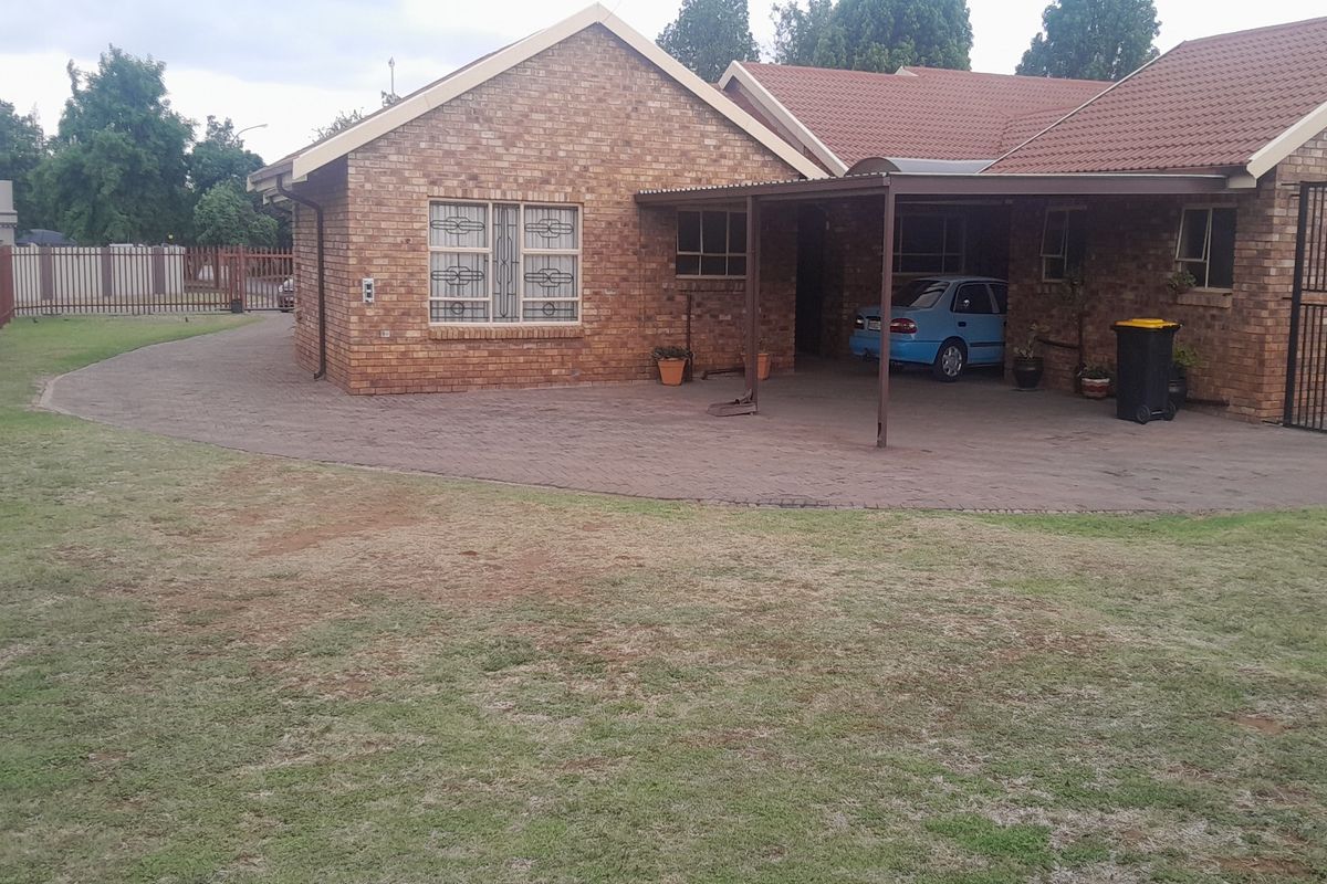 Prime Investment Opportunity – Spacious 3-Bedroom Home Near University and Shopping Centre - Photo 3