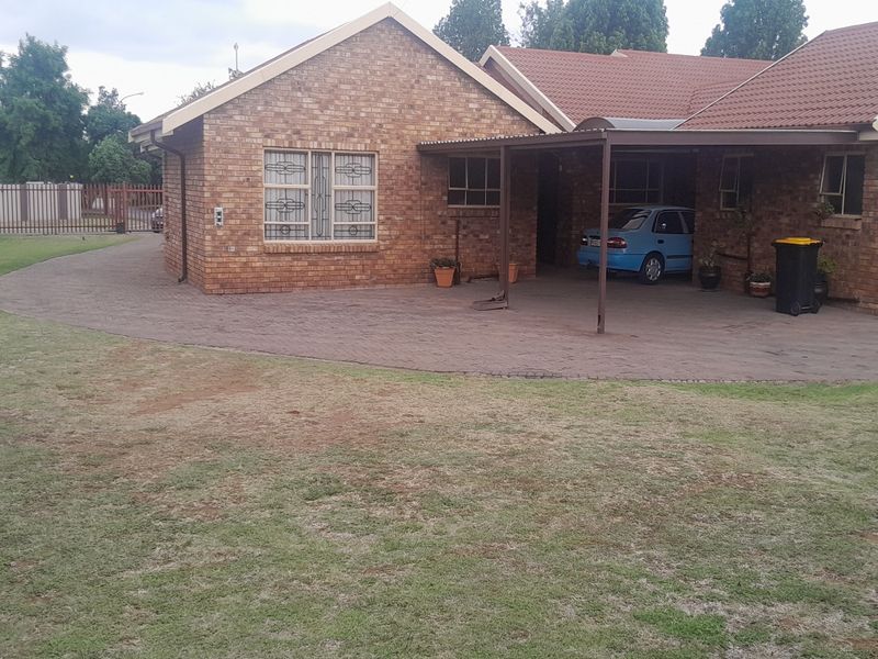 Prime Investment Opportunity – Spacious 3-Bedroom Home Near University and Shopping Centre - Photo 3
