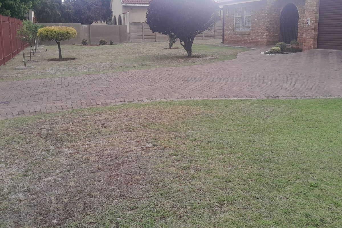 Prime Investment Opportunity – Spacious 3-Bedroom Home Near University and Shopping Centre - Photo 2
