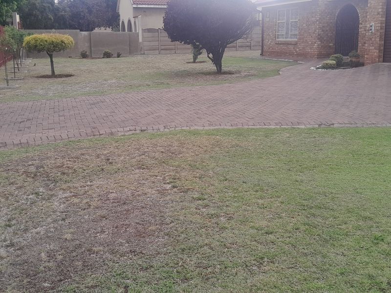 Prime Investment Opportunity – Spacious 3-Bedroom Home Near University and Shopping Centre - Photo 2