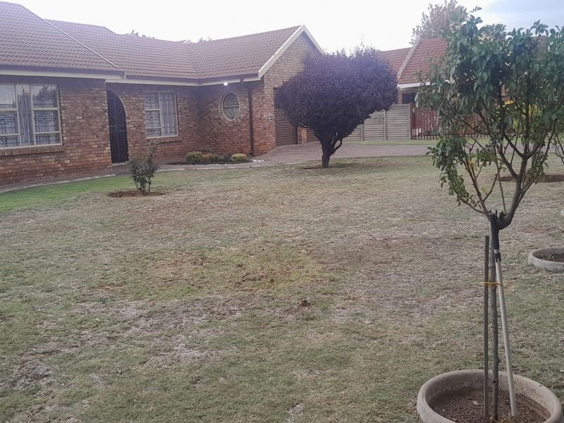 Prime Investment Opportunity – Spacious 3-Bedroom Home Near University and Shopping Centre - Photo 1