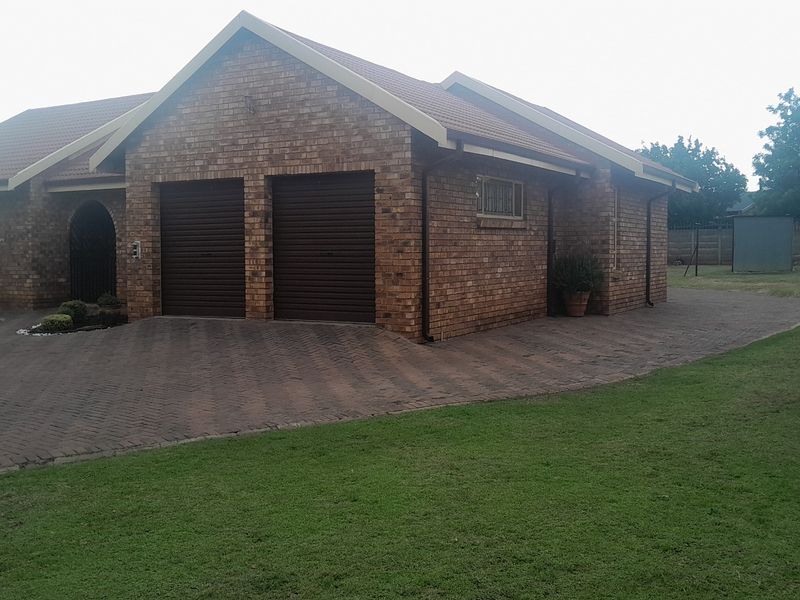 Prime Investment Opportunity – Spacious 3-Bedroom Home Near University and Shopping Centre - Photo 5