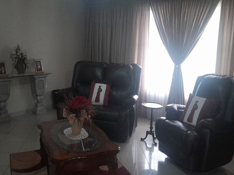 Prime Investment Opportunity – Spacious 3-Bedroom Home Near University and Shopping Centre - Photo 10