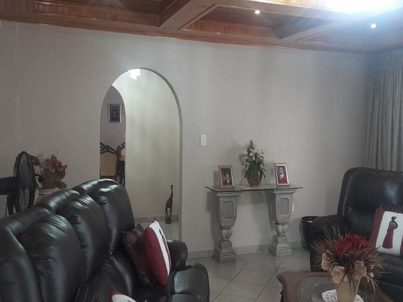 Prime Investment Opportunity – Spacious 3-Bedroom Home Near University and Shopping Centre - Photo 9