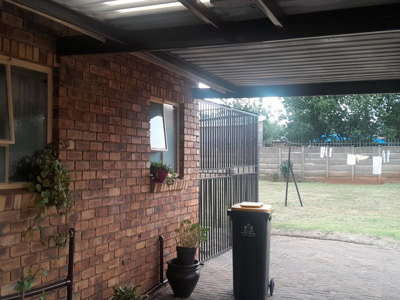 Prime Investment Opportunity – Spacious 3-Bedroom Home Near University and Shopping Centre - Photo 8