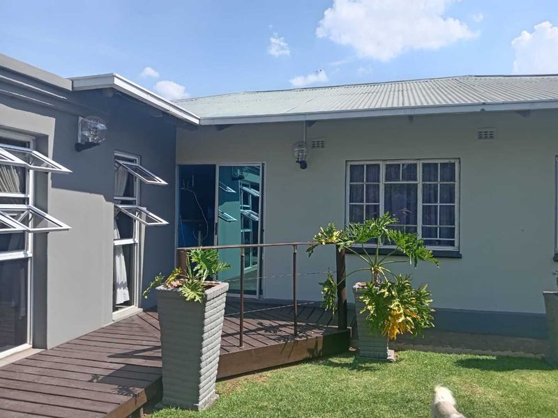 Spacious 3-Bedroom Family Home with Modern Features - Photo 4