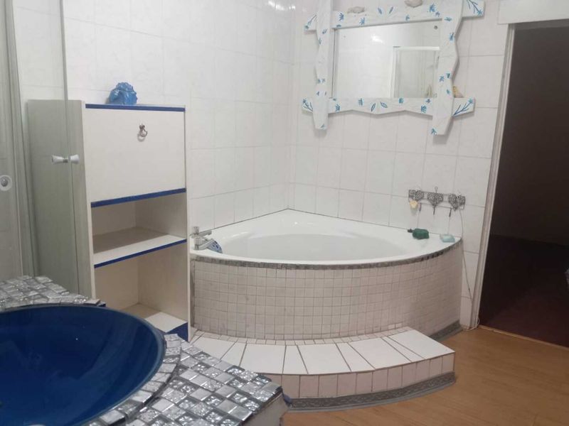 Spacious 3-Bedroom Family Home with Modern Features - Photo 2