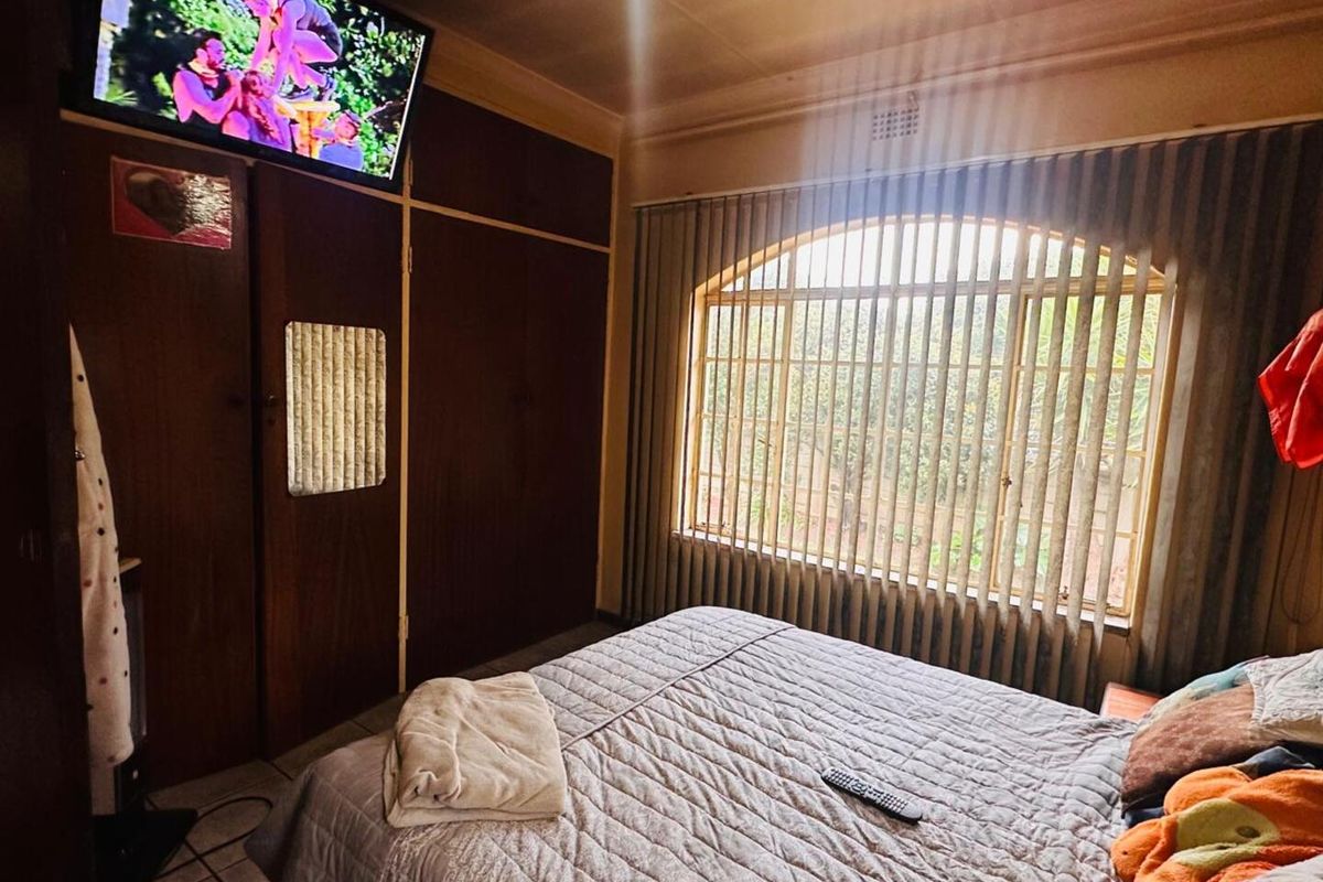 Beautiful, Family-Oriented 5-Bedroom Home - Photo 4