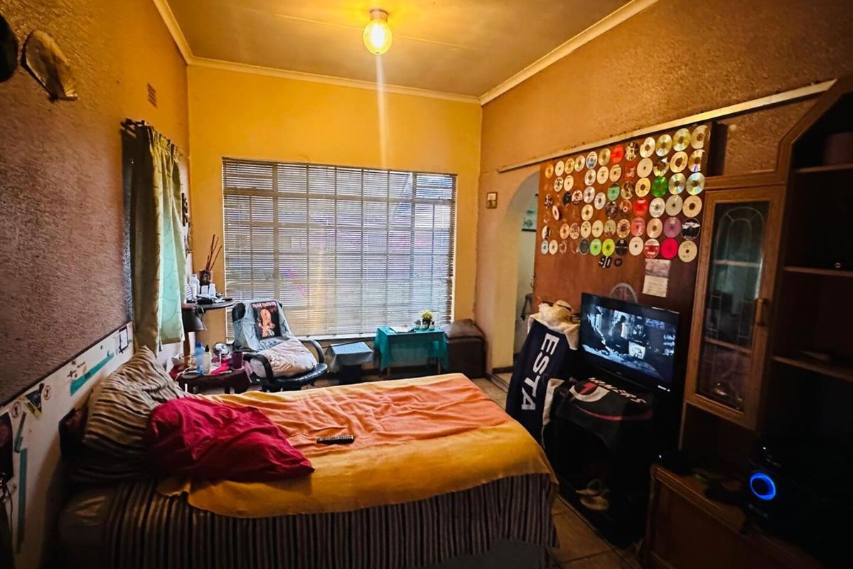 Beautiful, Family-Oriented 5-Bedroom Home - Photo 5