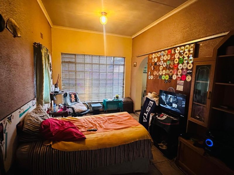 Beautiful, Family-Oriented 5-Bedroom Home - Photo 5