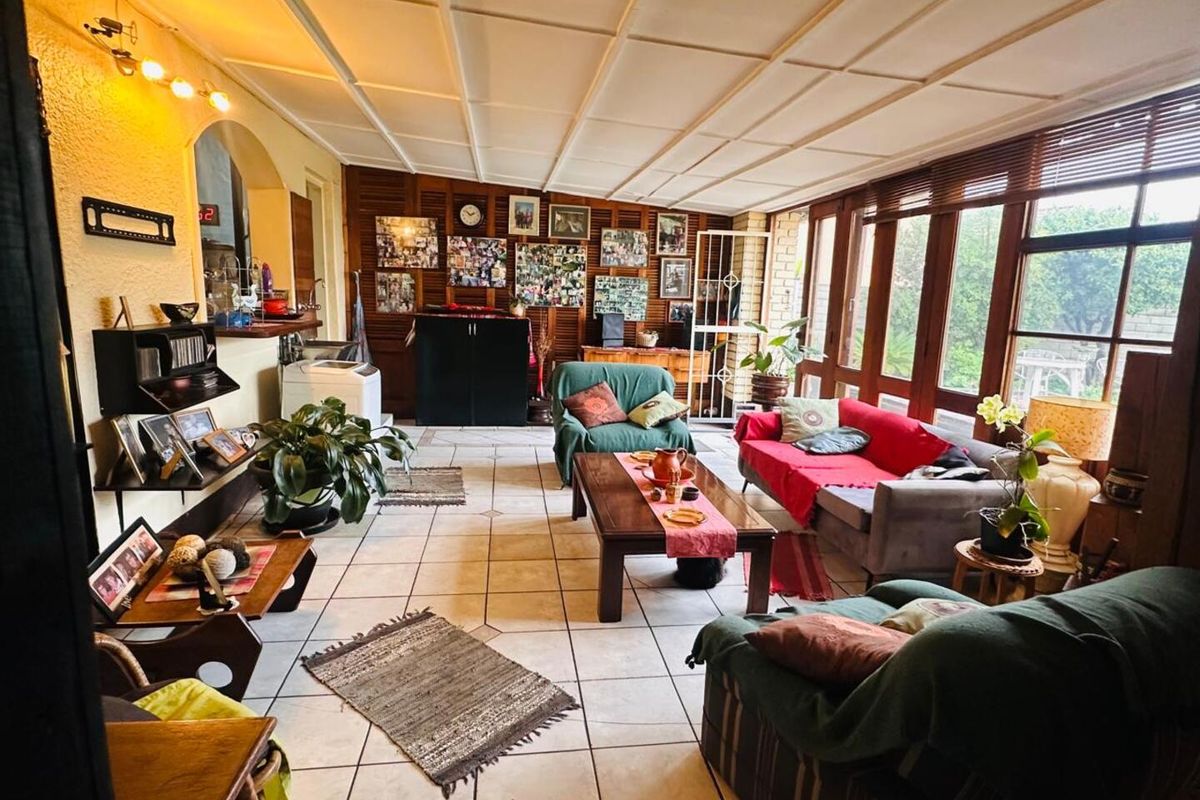Beautiful, Family-Oriented 5-Bedroom Home - Photo 3