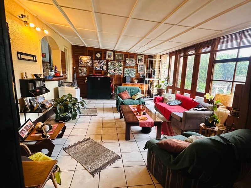 Beautiful, Family-Oriented 5-Bedroom Home - Photo 3