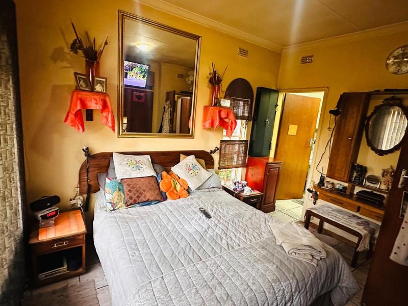 Beautiful, Family-Oriented 5-Bedroom Home - Photo 8