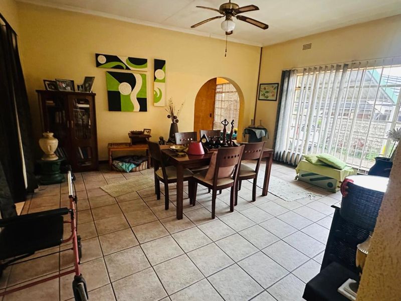 Beautiful, Family-Oriented 5-Bedroom Home - Photo 6