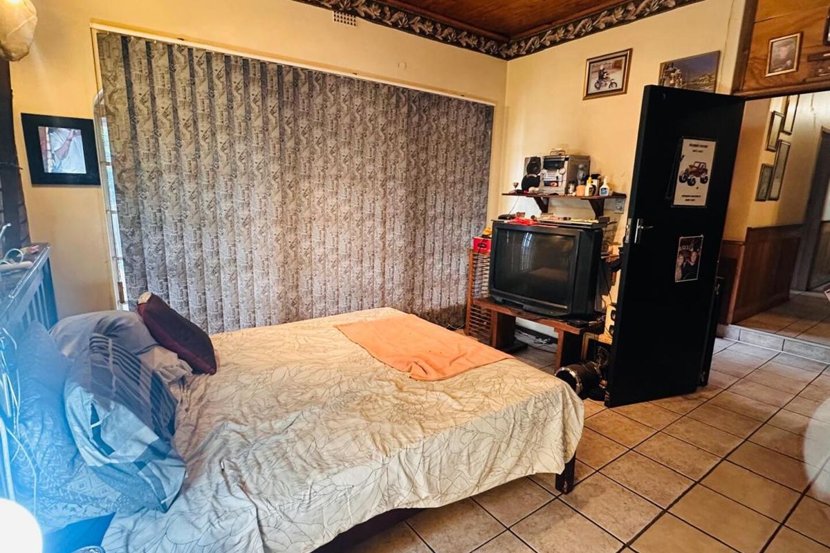 Beautiful, Family-Oriented 5-Bedroom Home - Photo 2