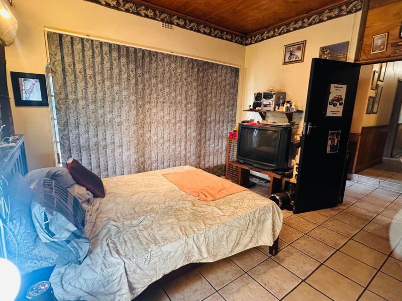 Beautiful, Family-Oriented 5-Bedroom Home - Photo 2