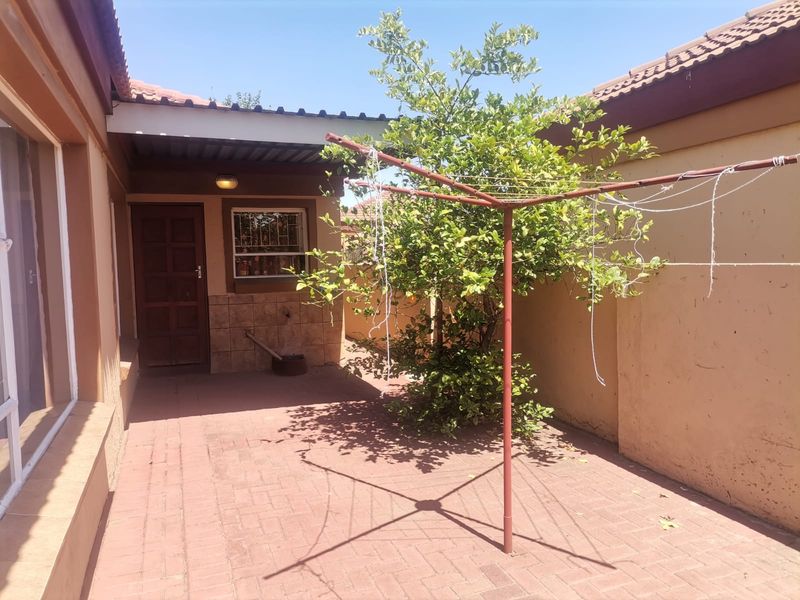 Beautiful 3-Bedroom Townhouse for Sale in CE2 – Bargain Alert! - Photo 4